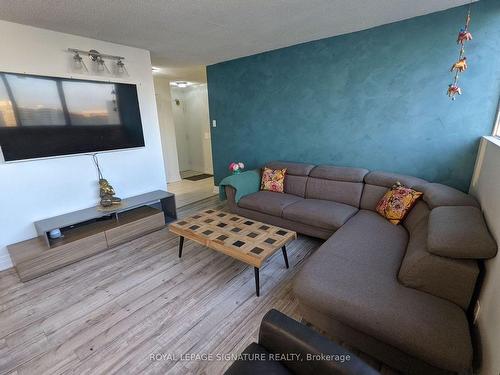 2007-3700 Kaneff Cres, Mississauga, ON - Indoor Photo Showing Living Room