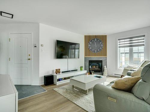 Salon - 26 Boul. Ste-Anne, Sainte-Anne-Des-Plaines, QC - Indoor Photo Showing Living Room With Fireplace