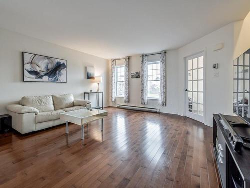 Living room - 402 Rue Des Colibris, Ange-Gardien, QC - Indoor Photo Showing Living Room