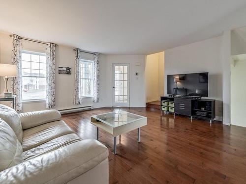 Living room - 402 Rue Des Colibris, Ange-Gardien, QC - Indoor Photo Showing Living Room