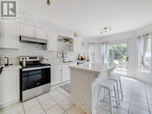 1306 Sandpiper Road, Oakville, ON - Indoor Photo Showing Kitchen With Upgraded Kitchen