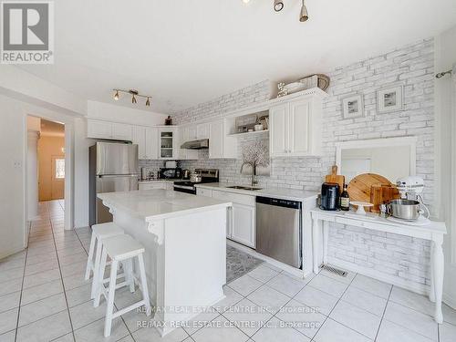 1306 Sandpiper Road, Oakville, ON - Indoor Photo Showing Kitchen With Upgraded Kitchen