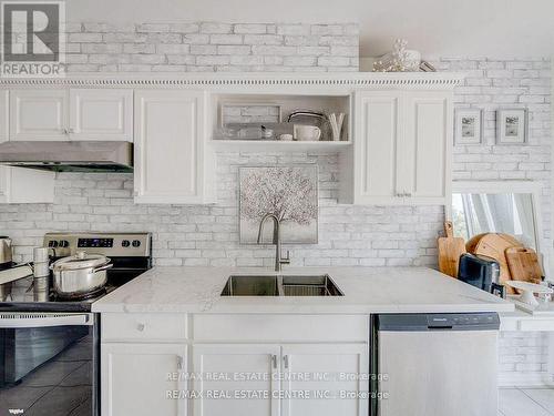 1306 Sandpiper Road, Oakville, ON - Indoor Photo Showing Kitchen With Upgraded Kitchen