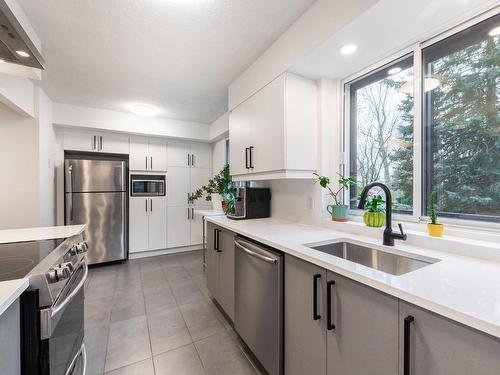 Kitchen - 214-40 Av. Du Rhône, Saint-Lambert, QC - Indoor Photo Showing Kitchen With Upgraded Kitchen