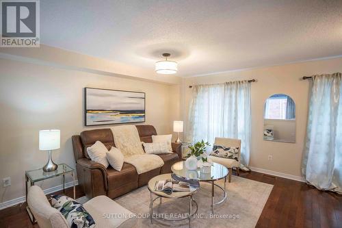 98 Mosaics Avenue, Aurora, ON - Indoor Photo Showing Living Room