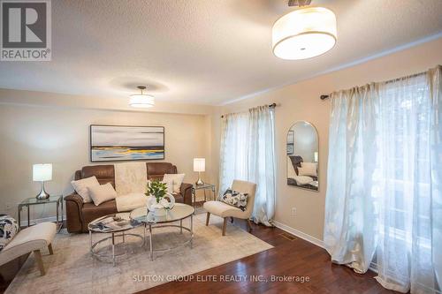 98 Mosaics Avenue, Aurora, ON - Indoor Photo Showing Living Room