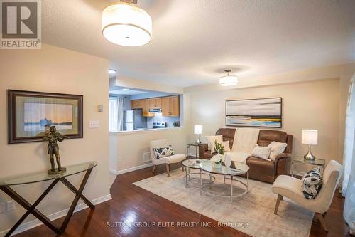 98 Mosaics Avenue, Aurora, ON - Indoor Photo Showing Living Room