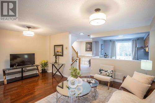 98 Mosaics Avenue, Aurora, ON - Indoor Photo Showing Living Room