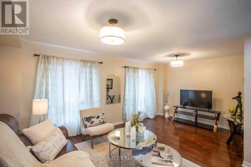 98 Mosaics Avenue, Aurora, ON - Indoor Photo Showing Living Room