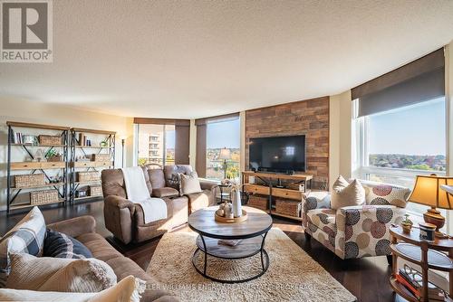 704 - 700 Wilson Road N, Oshawa (Centennial), ON - Indoor Photo Showing Living Room