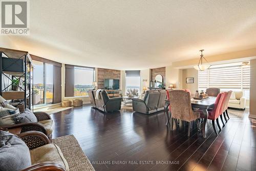 704 - 700 Wilson Road N, Oshawa (Centennial), ON - Indoor Photo Showing Living Room