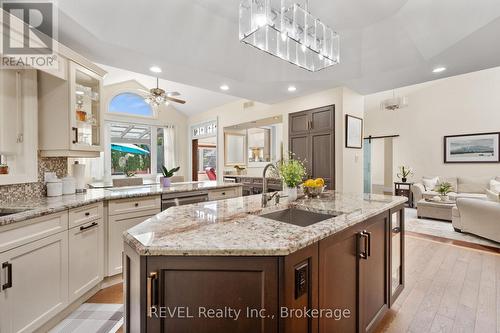 7712 Southwood Drive, Niagara Falls (208 - Mt. Carmel), ON - Indoor Photo Showing Kitchen With Upgraded Kitchen