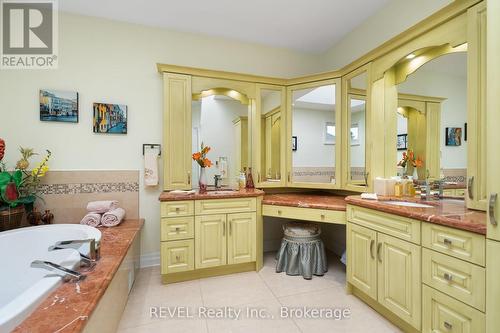 7712 Southwood Drive, Niagara Falls (208 - Mt. Carmel), ON - Indoor Photo Showing Bathroom