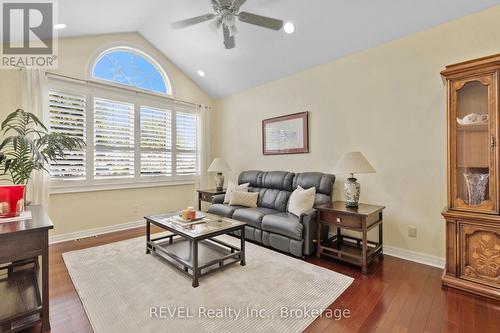 7712 Southwood Drive, Niagara Falls (208 - Mt. Carmel), ON - Indoor Photo Showing Living Room