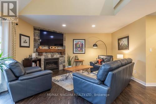 2547 Thunder Bay Road, Fort Erie, ON - Indoor Photo Showing Living Room With Fireplace