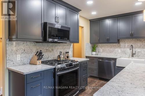 2547 Thunder Bay Road, Fort Erie, ON - Indoor Photo Showing Kitchen With Upgraded Kitchen