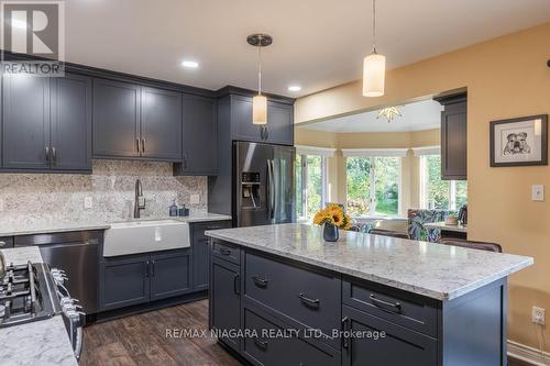 2547 Thunder Bay Road, Fort Erie, ON - Indoor Photo Showing Kitchen With Upgraded Kitchen