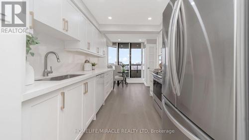 1504 - 22 Hanover Road, Brampton, ON - Indoor Photo Showing Kitchen With Upgraded Kitchen