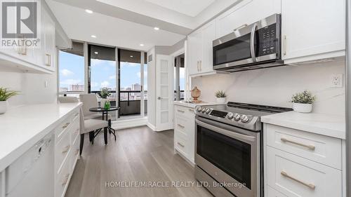 1504 - 22 Hanover Road, Brampton, ON - Indoor Photo Showing Kitchen With Upgraded Kitchen