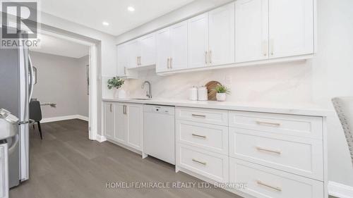 1504 - 22 Hanover Road, Brampton, ON - Indoor Photo Showing Kitchen