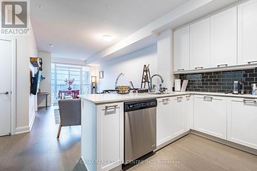 414 - 2480 Prince Michael Drive, Oakville, ON - Indoor Photo Showing Kitchen With Upgraded Kitchen