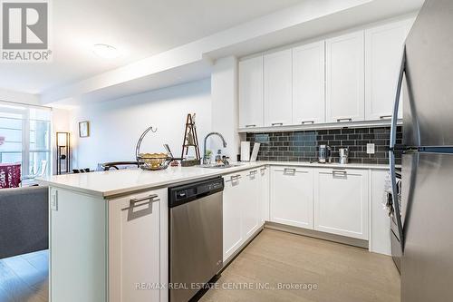 414 - 2480 Prince Michael Drive, Oakville, ON - Indoor Photo Showing Kitchen