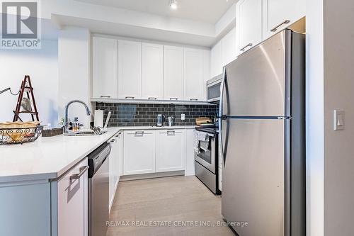 414 - 2480 Prince Michael Drive, Oakville, ON - Indoor Photo Showing Kitchen With Stainless Steel Kitchen With Upgraded Kitchen