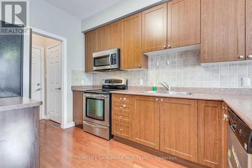 7 - 300 Ravineview Way S, Oakville, ON - Indoor Photo Showing Kitchen