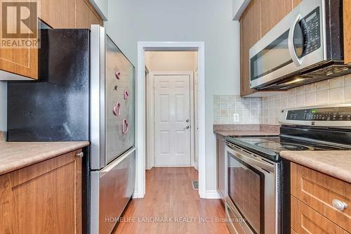 7 - 300 Ravineview Way S, Oakville, ON - Indoor Photo Showing Kitchen