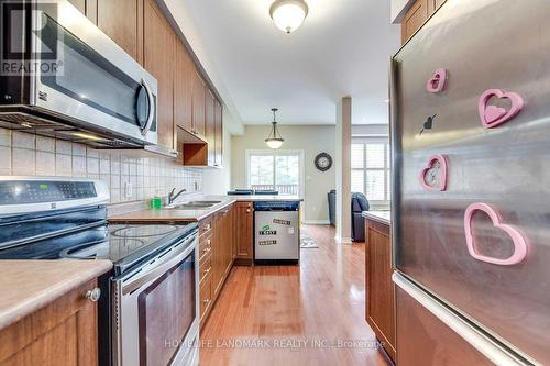 7 - 300 Ravineview Way S, Oakville, ON - Indoor Photo Showing Kitchen