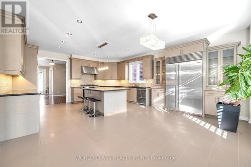 558 Alfred Hughes Avenue, Oakville, ON - Indoor Photo Showing Kitchen With Upgraded Kitchen