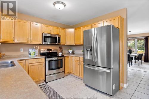 998 Fielding Court, Windsor, ON - Indoor Photo Showing Kitchen With Double Sink