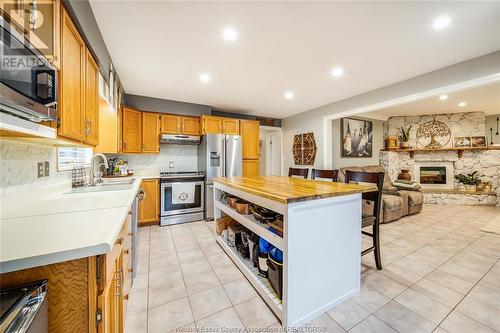 2349 Aubin Road, Windsor, ON - Indoor Photo Showing Kitchen