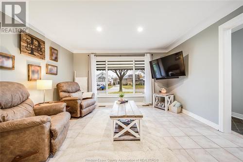 2349 Aubin Road, Windsor, ON - Indoor Photo Showing Living Room