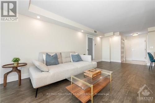 1608 - 1500 Riverside Drive, Ottawa, ON - Indoor Photo Showing Living Room