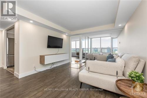 1608 - 1500 Riverside Drive, Ottawa, ON - Indoor Photo Showing Living Room