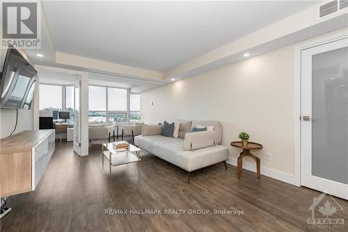 1608 - 1500 Riverside Drive, Ottawa, ON - Indoor Photo Showing Living Room