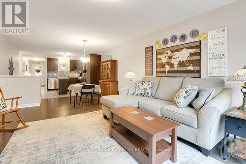 372 Solstice Crescent, Russell, ON - Indoor Photo Showing Living Room