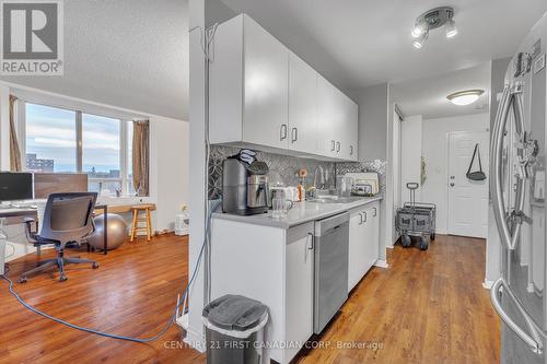 702 - 76 Base Line Road W, London, ON - Indoor Photo Showing Kitchen