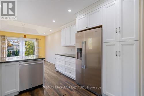 4032 Chippawa Parkway, Niagara Falls (Chippawa), ON - Indoor Photo Showing Kitchen With Upgraded Kitchen