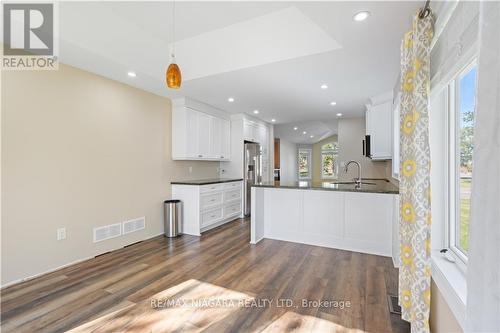 4032 Chippawa Parkway, Niagara Falls (Chippawa), ON - Indoor Photo Showing Kitchen