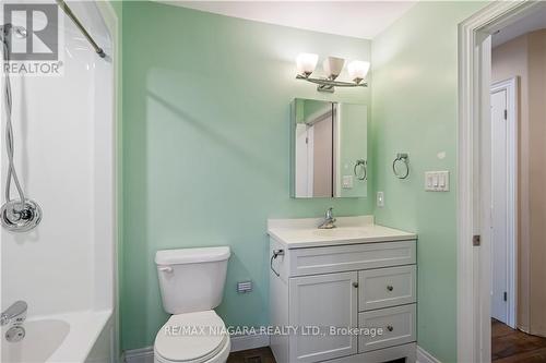 4032 Chippawa Parkway, Niagara Falls (Chippawa), ON - Indoor Photo Showing Bathroom