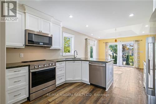 4032 Chippawa Parkway, Niagara Falls (Chippawa), ON - Indoor Photo Showing Kitchen With Upgraded Kitchen