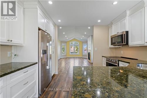 4032 Chippawa Parkway, Niagara Falls (Chippawa), ON - Indoor Photo Showing Kitchen With Upgraded Kitchen