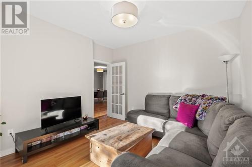 12 Queen Mary Street, Ottawa, ON - Indoor Photo Showing Living Room