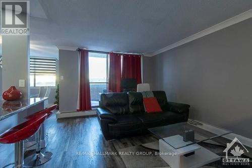 649 - 515 St Laurent Boulevard, Ottawa, ON - Indoor Photo Showing Living Room