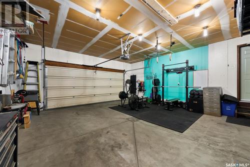 2810 More Crescent E, Regina, SK - Indoor Photo Showing Garage