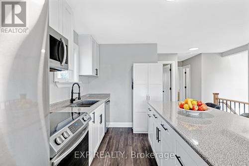 8 Valley Road, Whitchurch-Stouffville, ON - Indoor Photo Showing Kitchen With Double Sink With Upgraded Kitchen