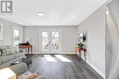 8 Valley Road, Whitchurch-Stouffville, ON - Indoor Photo Showing Living Room