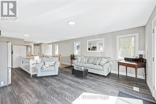 8 Valley Road, Whitchurch-Stouffville, ON - Indoor Photo Showing Living Room